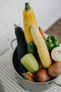 Metal bir tencerede taze sebze