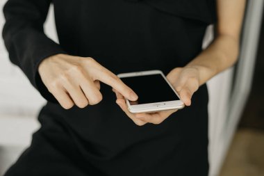 Akıllı ellerde genç kız