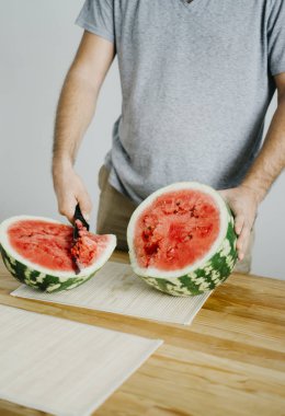 Genç adam bir karpuz keser