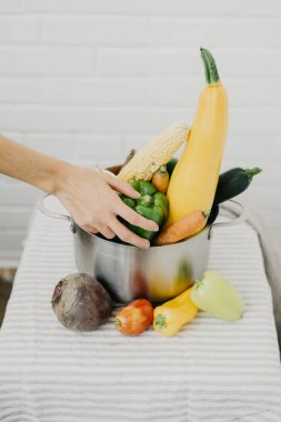 El metal bir tencerede sebzeli