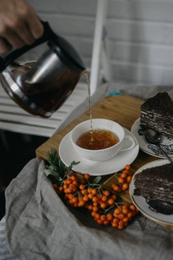 Siyah çay bir fincan dökme