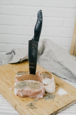 çiğ et parçaları