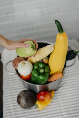 El metal bir tencerede sebzeli