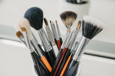 Masanın üzerine makyaj fırçaları