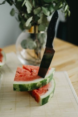 Bir masaya karpuz dilimli 