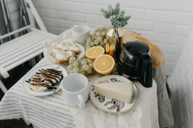 Masanın üzerinde Fransız Kahvaltı