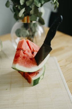 Bir masaya karpuz dilimli 