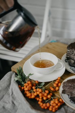 Siyah çay bir fincan dökme