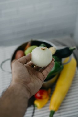 Vegan adam elinde soğan