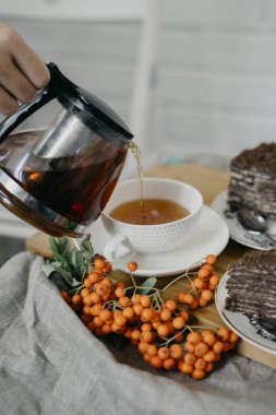 Siyah çay bir fincan dökme