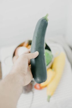 Kabak vegan adam elinde