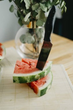 Bir masaya karpuz dilimli 