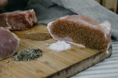 Taze domuz eti bonfile gemide