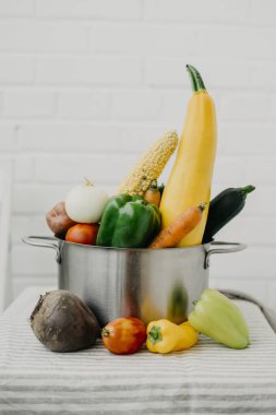 Metal bir tencerede taze sebze