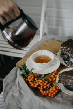 Siyah çay bir fincan dökme