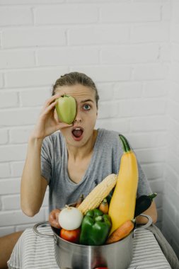 Sebze metal bir tencerede kızla