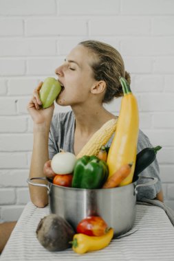 Sebze metal bir tencerede kızla