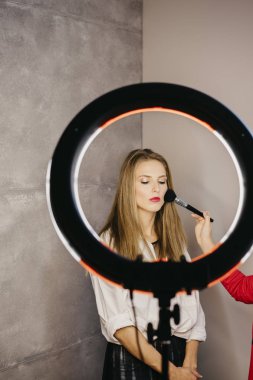 Makyaj uygulamak fotoğraf stüdyosu kadında