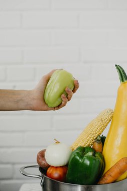 El metal bir tencerede sebzeli