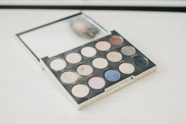 Kalıcı makyaj gölgeler paleti