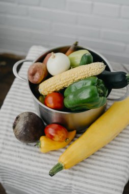 Metal bir tencerede taze sebze