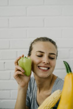 Sebze metal bir tencerede kızla