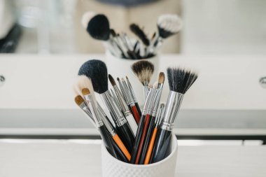 Masanın üzerine makyaj fırçaları