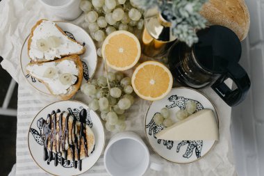 Masanın üzerinde Fransız Kahvaltı