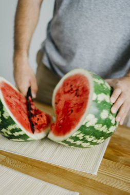 Genç adam bir karpuz keser