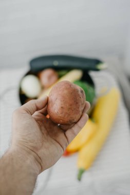 Vegan adam elinde patates