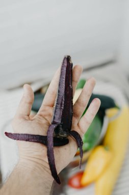 Vegan adam elinde siyah havuç