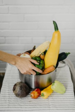 El metal bir tencerede sebzeli