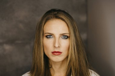 Makyajlı ve saç stili olan güzel bir kadın. 