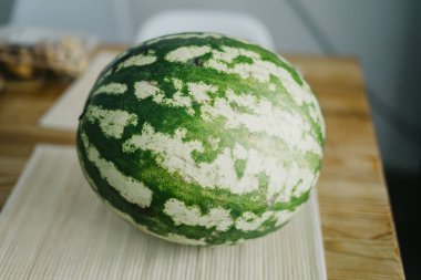 ahşap masa üstünde bütün karpuz