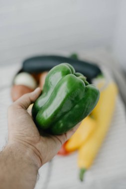Vegan adam elinde yeşil biber