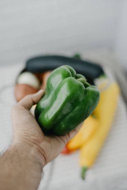 Vegan adam elinde yeşil biber