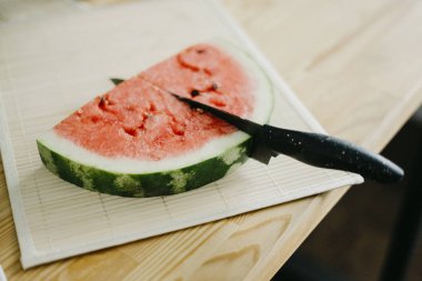 Bir masaya karpuz dilimli 