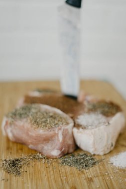 çiğ et parçaları