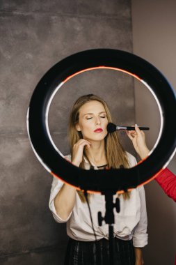 Makyaj uygulamak fotoğraf stüdyosu kadında