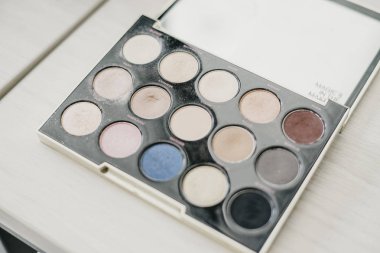 Kalıcı makyaj gölgeler paleti