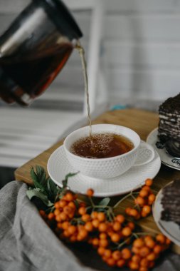 Siyah çay bir fincan dökme