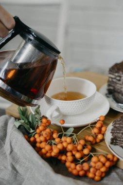 Siyah çay bir fincan dökme