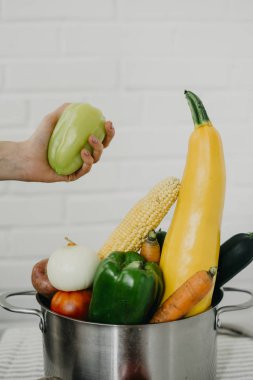 El metal bir tencerede sebzeli