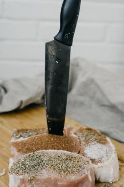 çiğ et parçaları