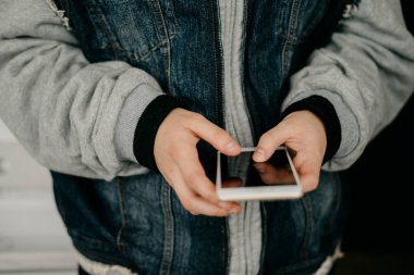 Elinde smartphone ile genç kız