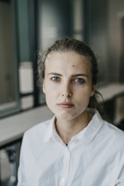 Bir salonda genç kız