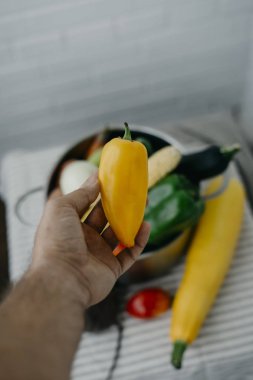 Vegan adam elinde sarı biber