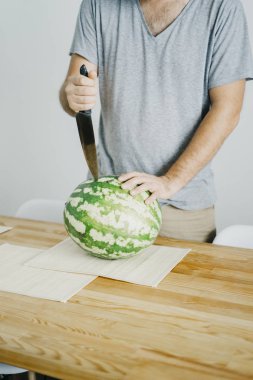 Genç adam bir karpuz keser