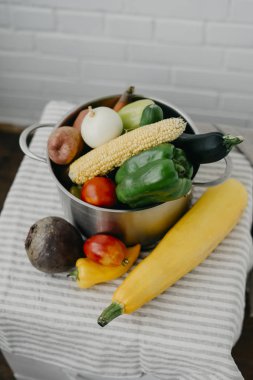 Metal bir tencerede taze sebze