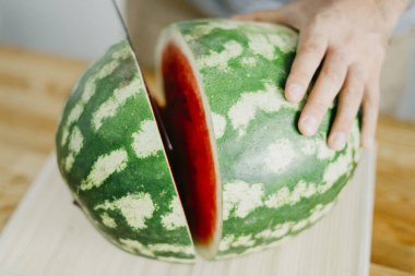 Genç adam bir karpuz keser